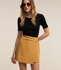 Blusa T-shirt em Tricô com Aplicações e Acabamento Ondulado