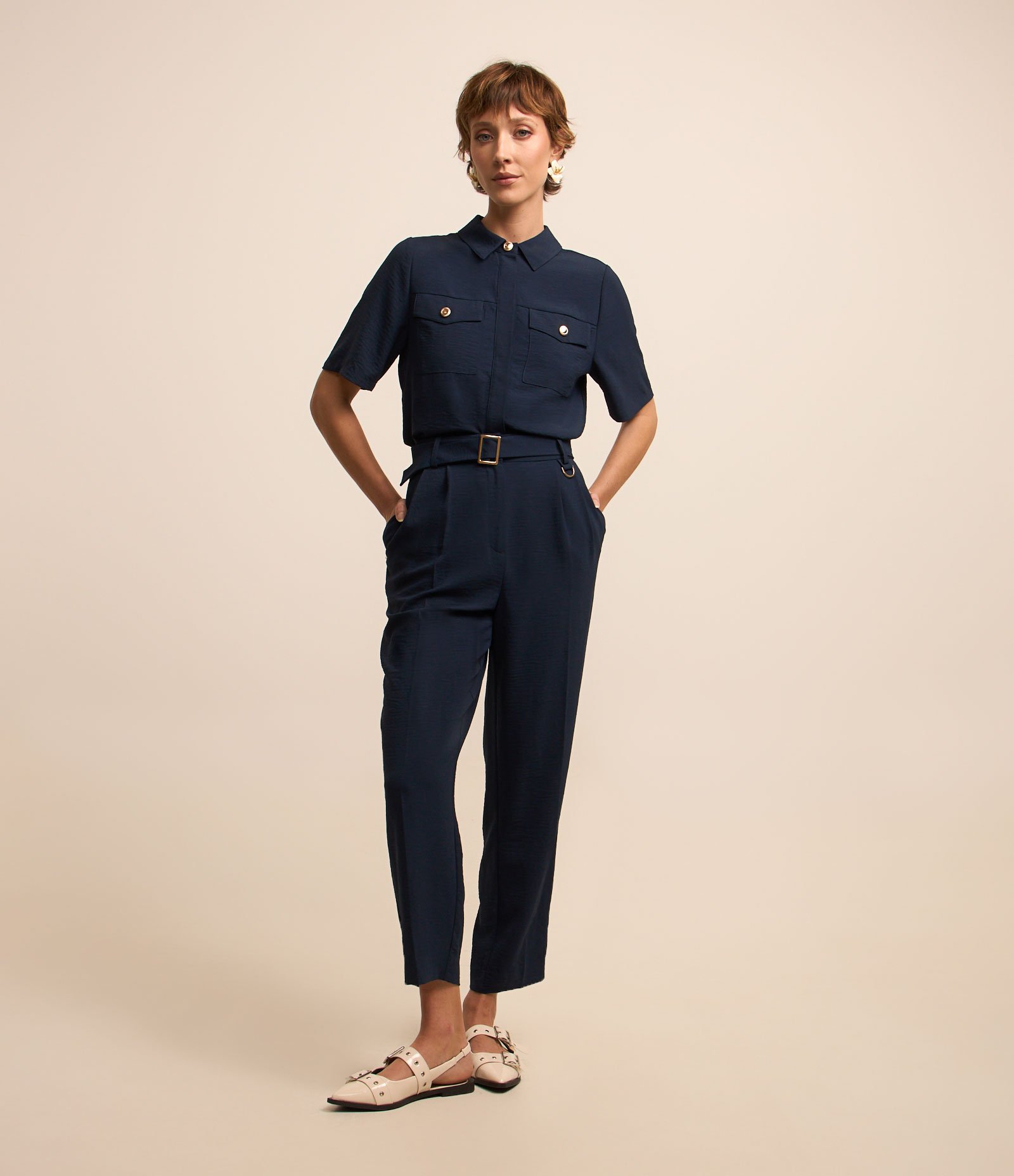 Calça Cenoura em Airflow com Cinto Fivela e Pregas Azul Marinho 1