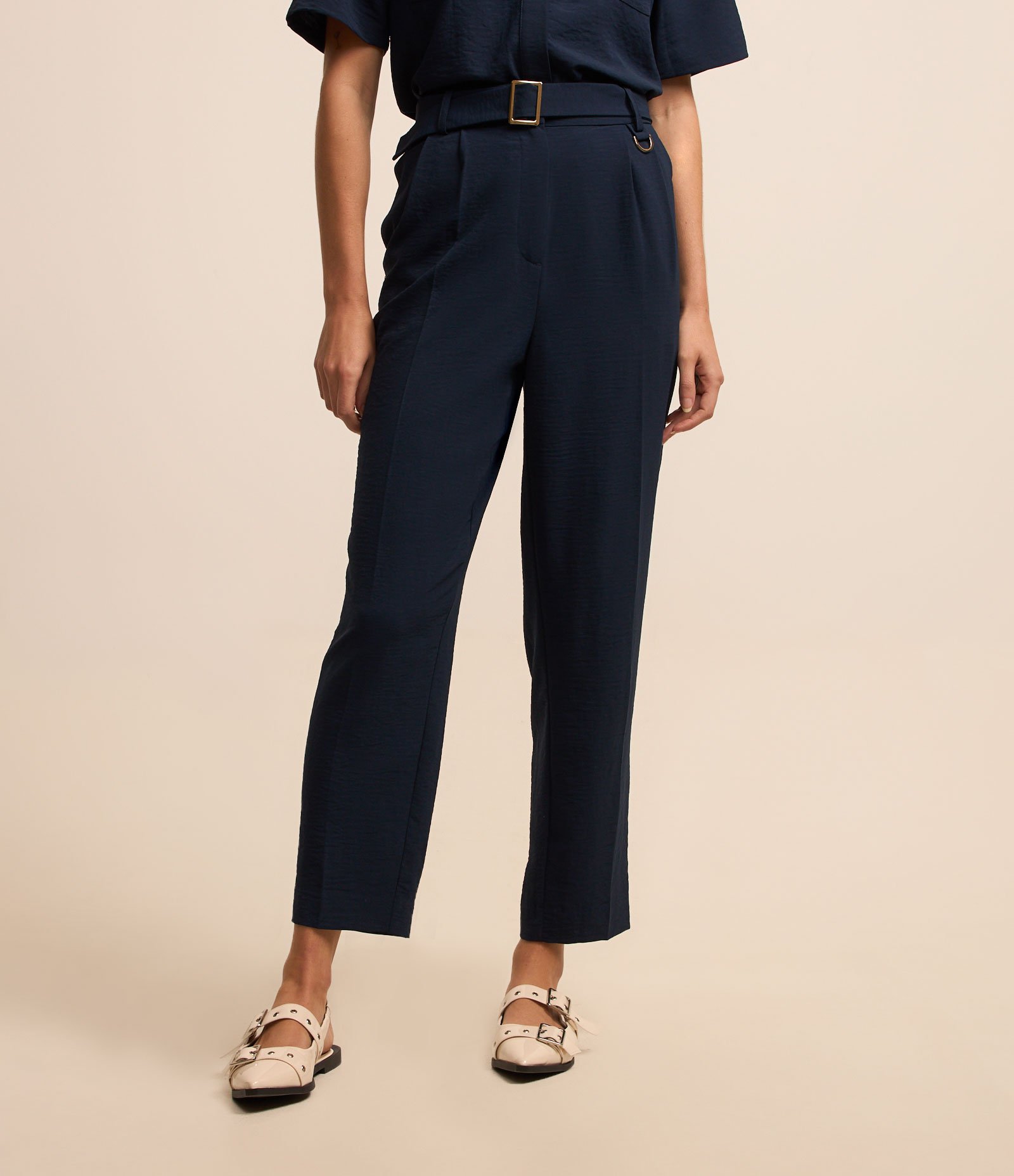 Calça Cenoura em Airflow com Cinto Fivela e Pregas Azul Marinho 2