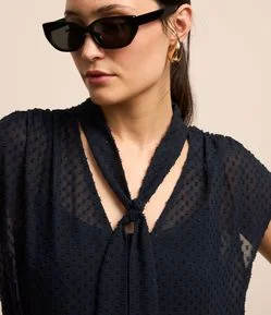 Blusa em Crepe com Laço de Chiffon na Gola e Texturas