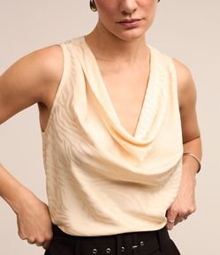 Blusa em Jacquard com Decote Degagê e Estampa Abstrata