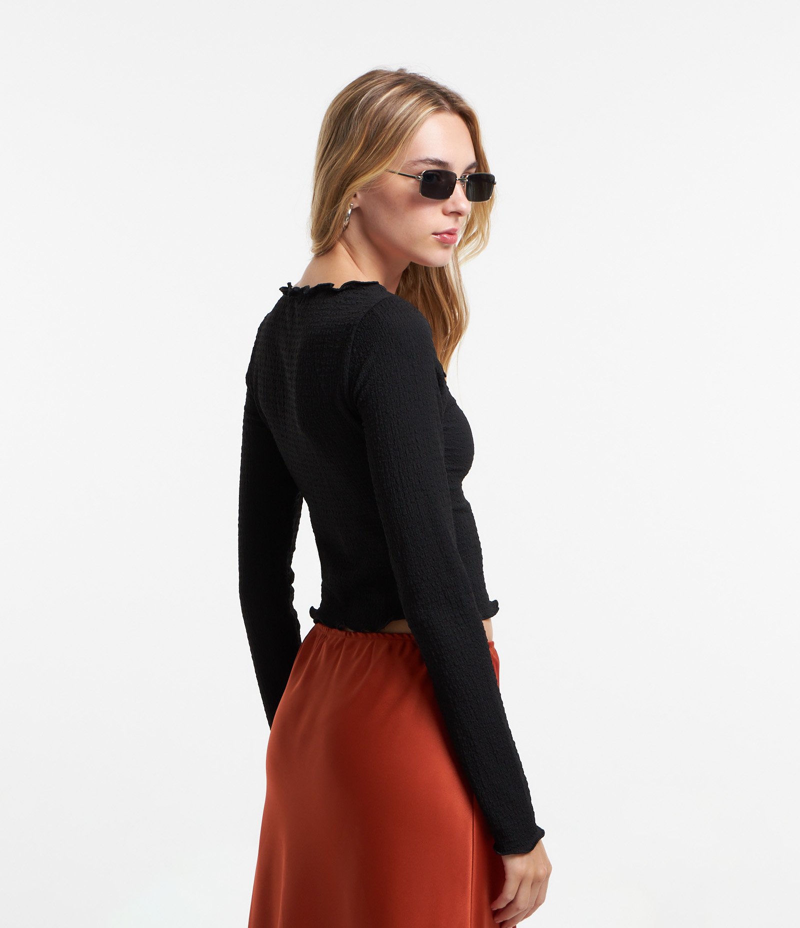 Blusa em Algodão Texturizada e Frufru na Barra Preto 3