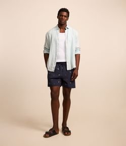 Bermuda em Microfibra com Estampa de Barco e Fundo do Mar