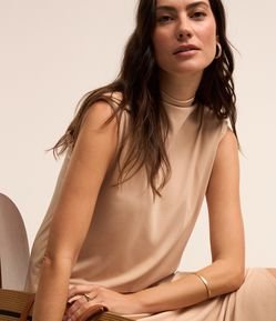 Vestido em Viscose com Ombreiras e Golinha Alta