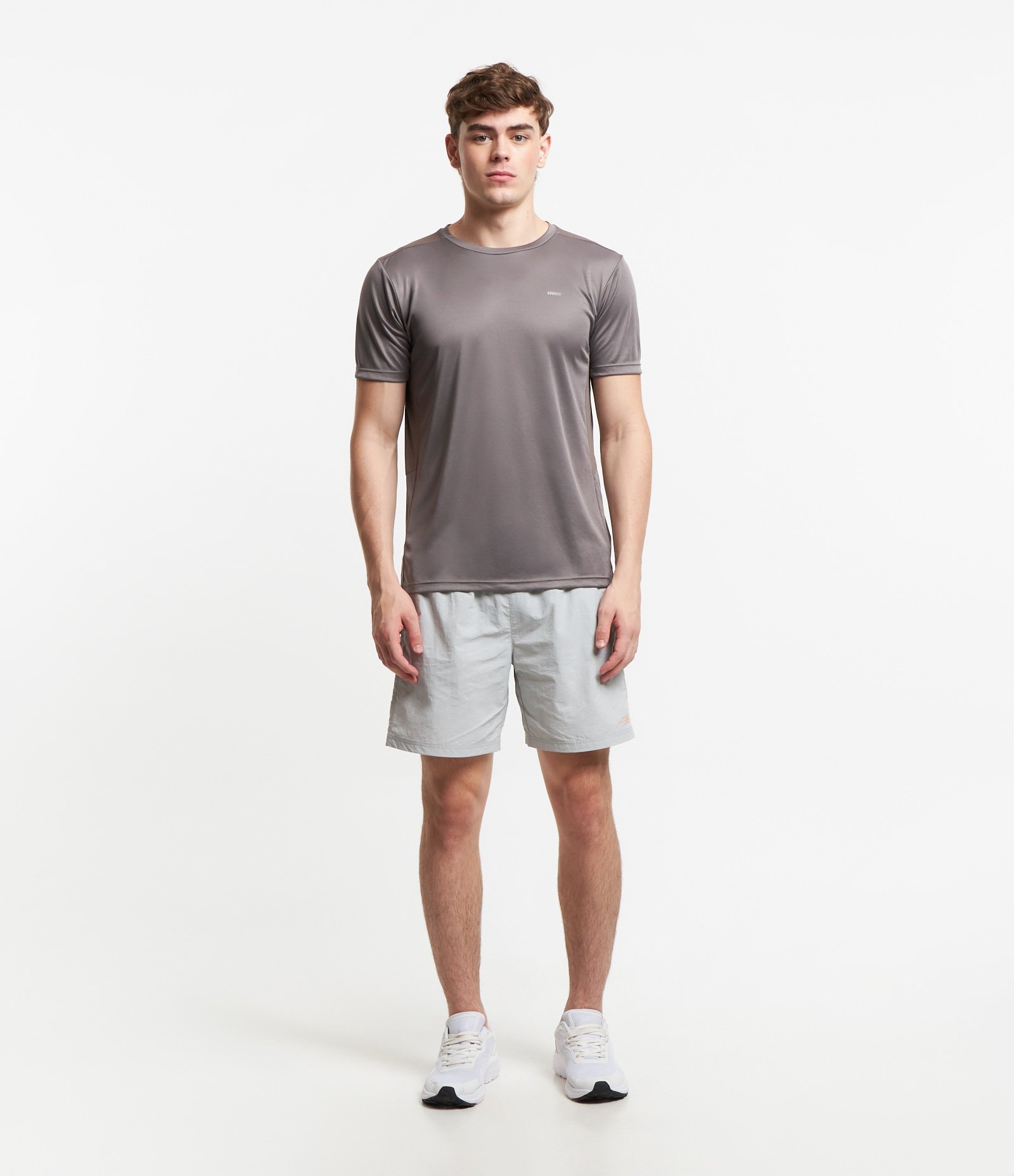Camiseta Esportiva com Tecnologia Dry e Detalhes Refletivos Cinza 2