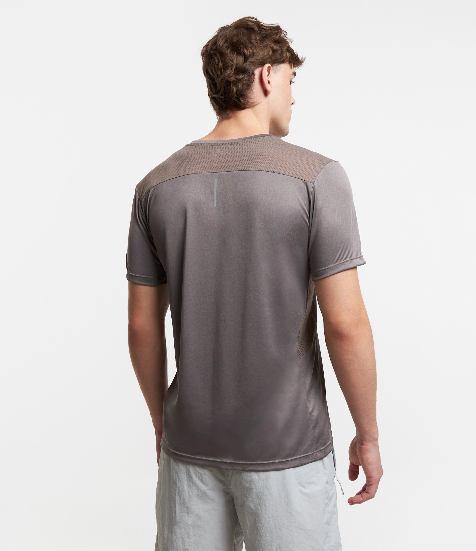 Camiseta Esportiva com Tecnologia Dry e Detalhes Refletivos Cinza 3