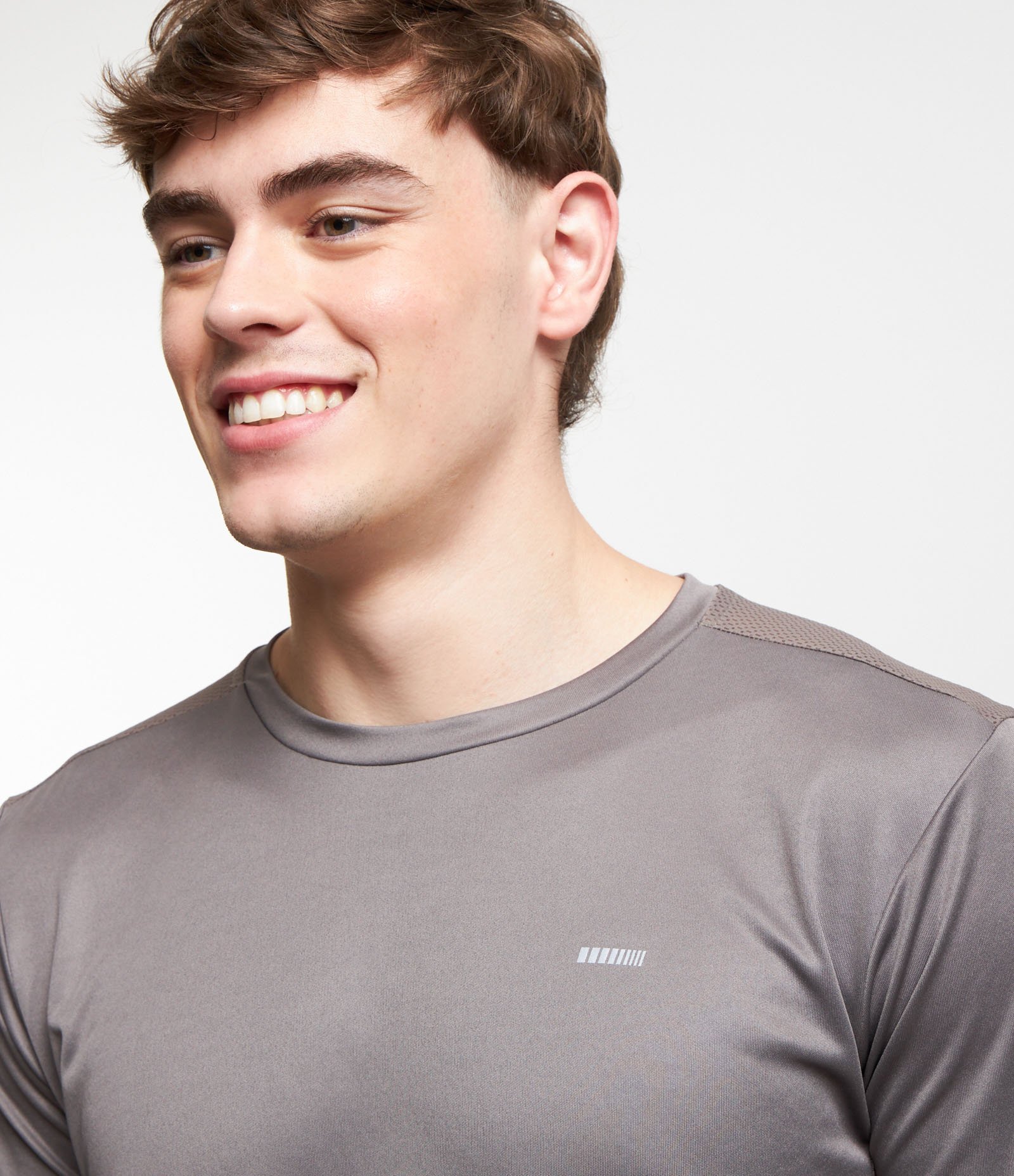 Camiseta Esportiva com Tecnologia Dry e Detalhes Refletivos Cinza 4