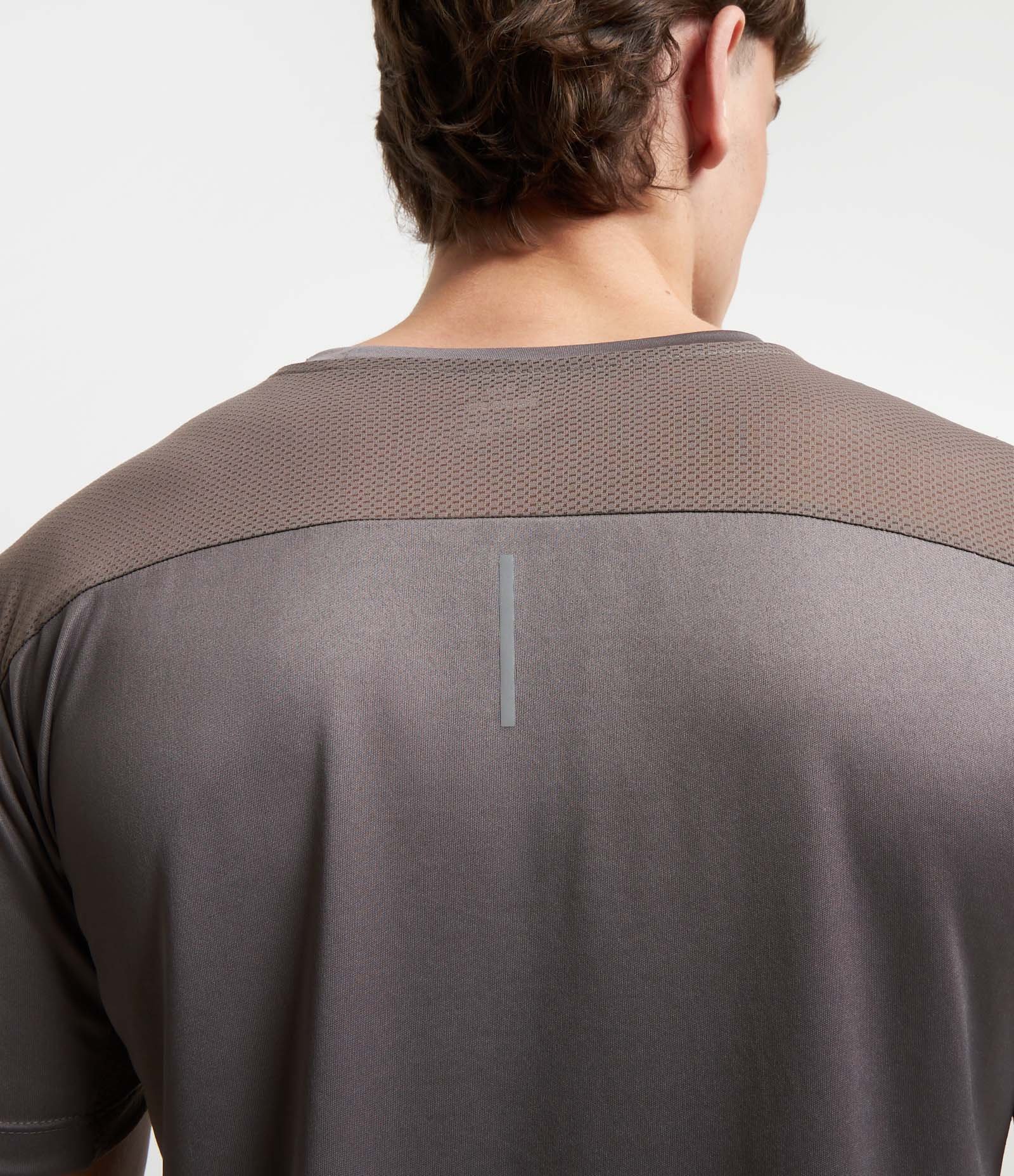 Camiseta Esportiva com Tecnologia Dry e Detalhes Refletivos Cinza 5
