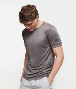 Camiseta Esportiva em Tecnologia Dry com Recortes e Detalhes Refletivos