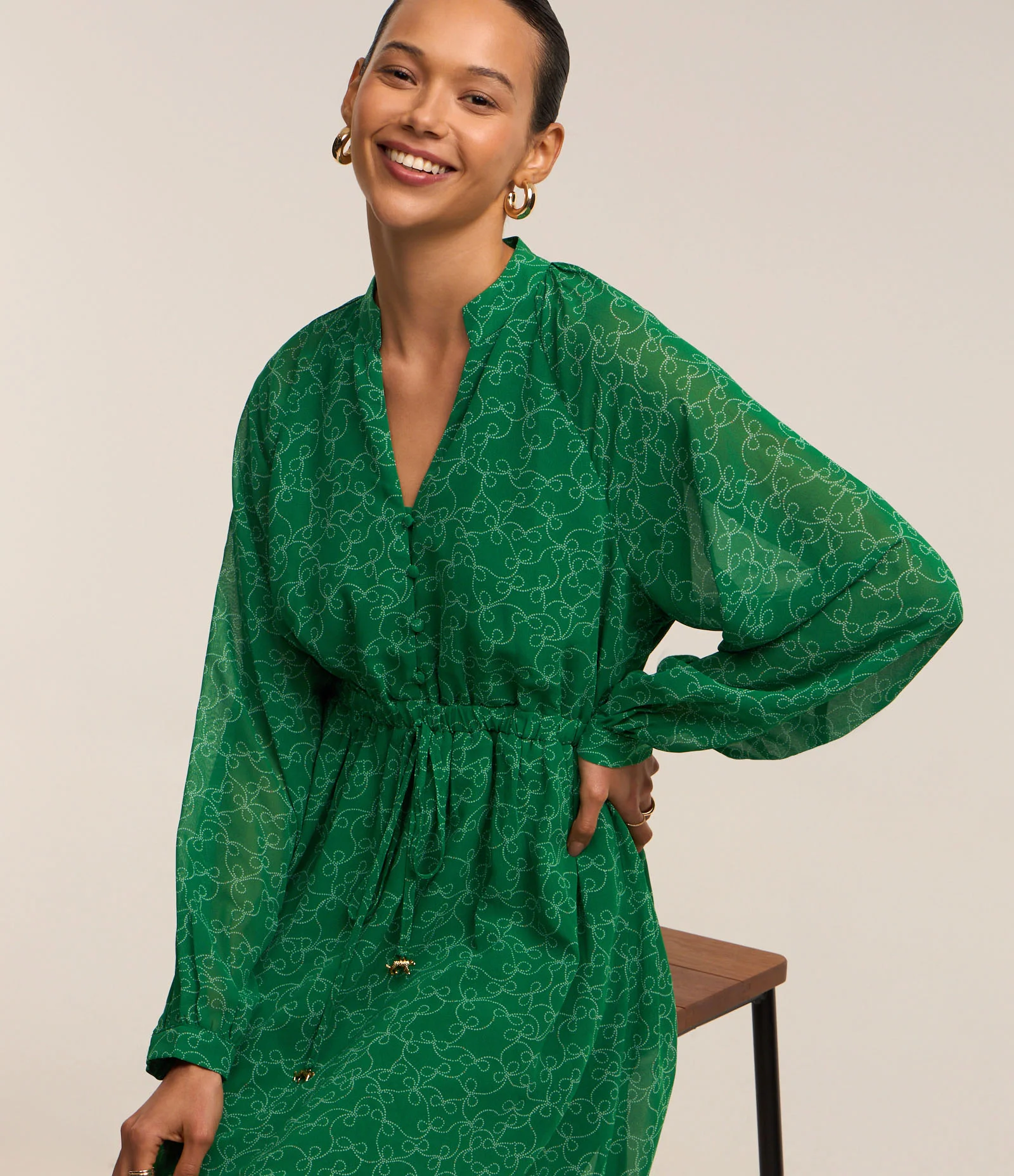 Vestido Curto em Chiffon com Amarração e Estampa Poá Entrelaçado Verde 1