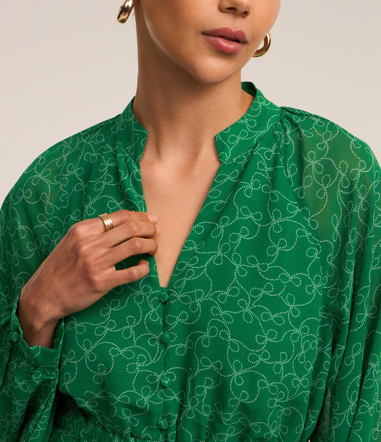 Vestido Curto em Chiffon com Amarração e Estampa Poá Entrelaçado Verde 4