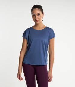 Camiseta Esportiva com Barra Arredondada