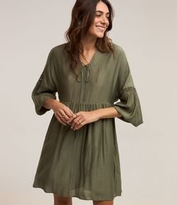 Vestido em Viscose com Amarração na Gola e Manga com Detalhe Bufante