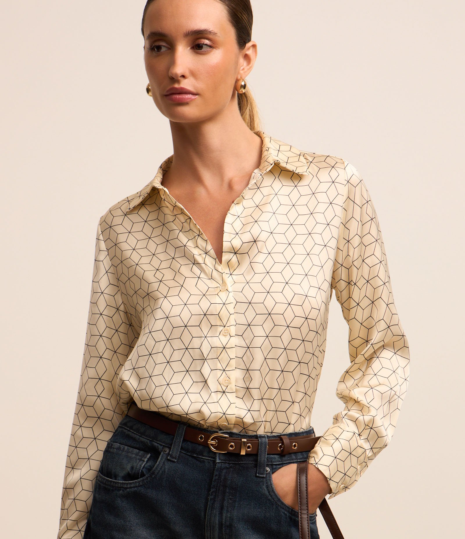 Camisa em Tecido Acetinado com Estampa Geométrica Bege 1