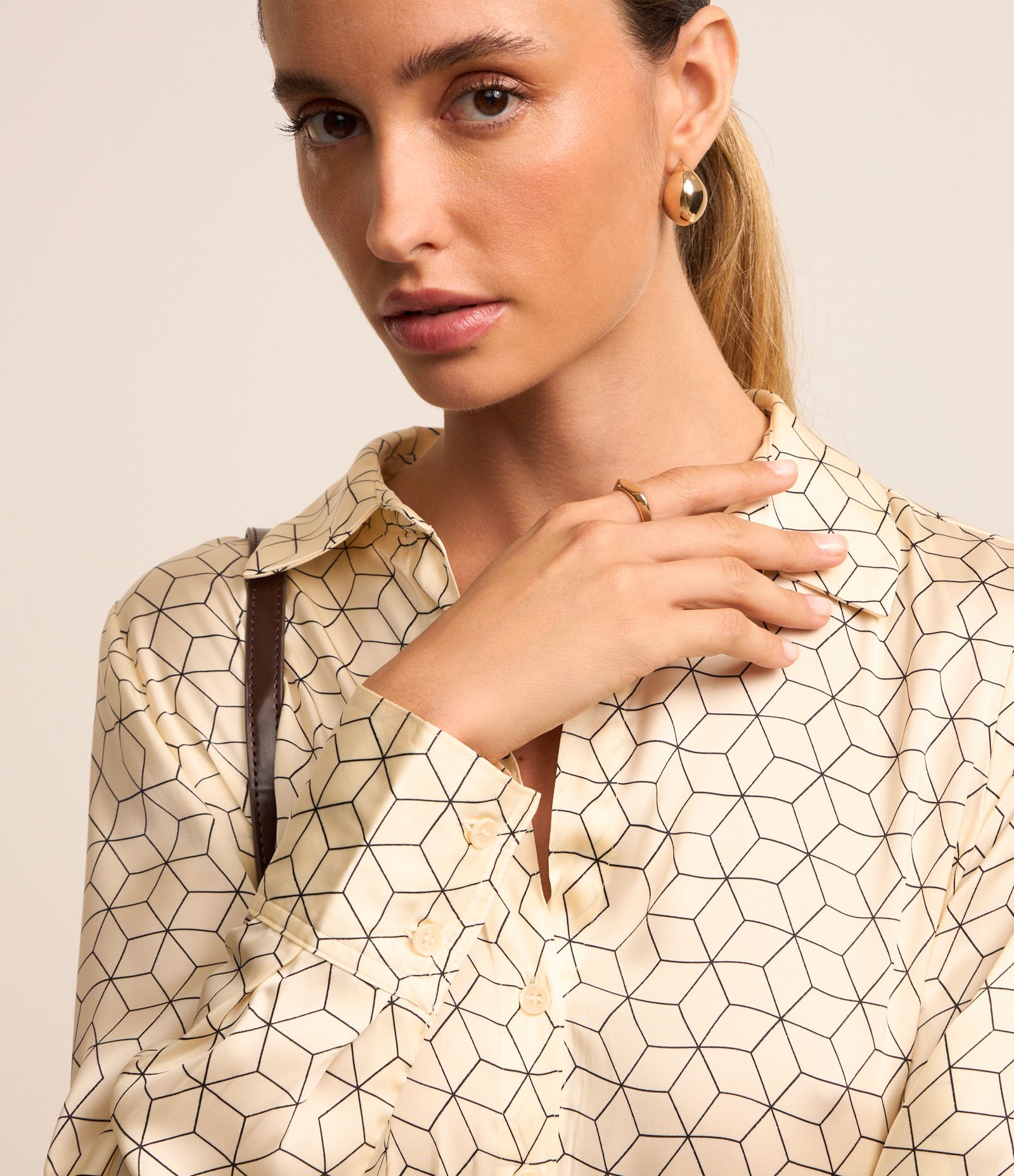 Camisa em Tecido Acetinado com Estampa Geométrica Bege 3