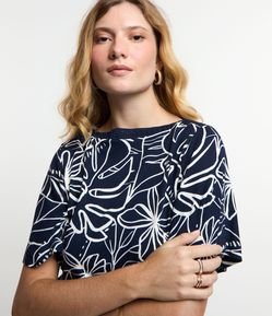 Blusa em Viscose com Estampa Folhagens e Gola em Crochê