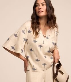 Blusa em Viscolinho com Detalhe no Decote e Estampa Coqueiros