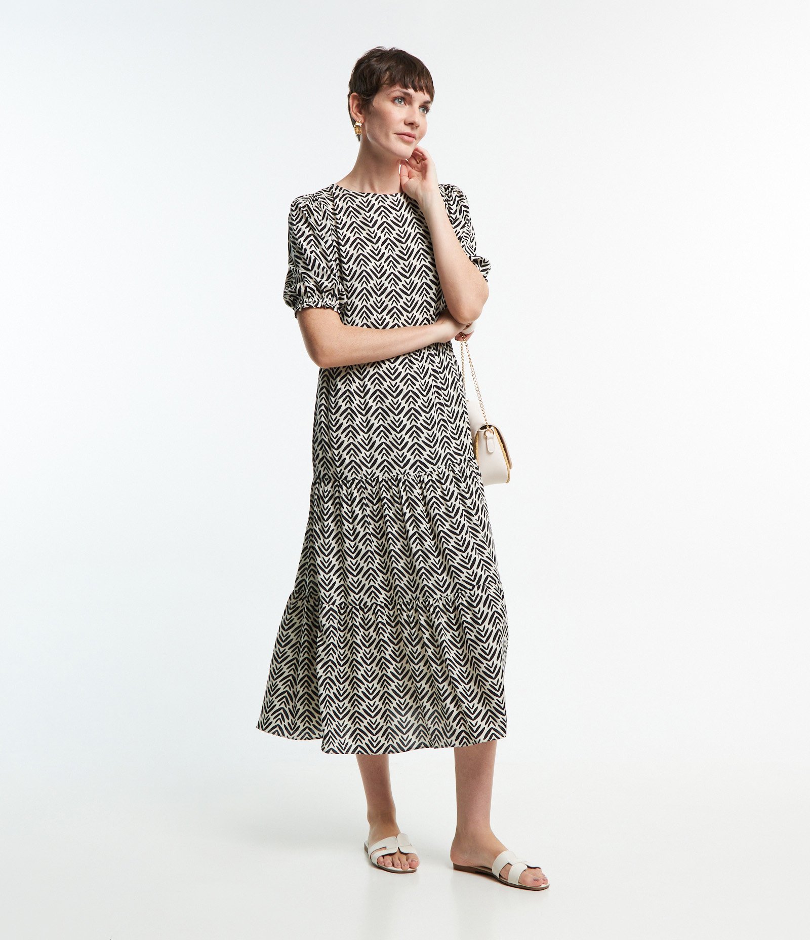 Vestido Midi em Viscose com Manga Bufante e Estampa Abstrata Branco/ Preto 1