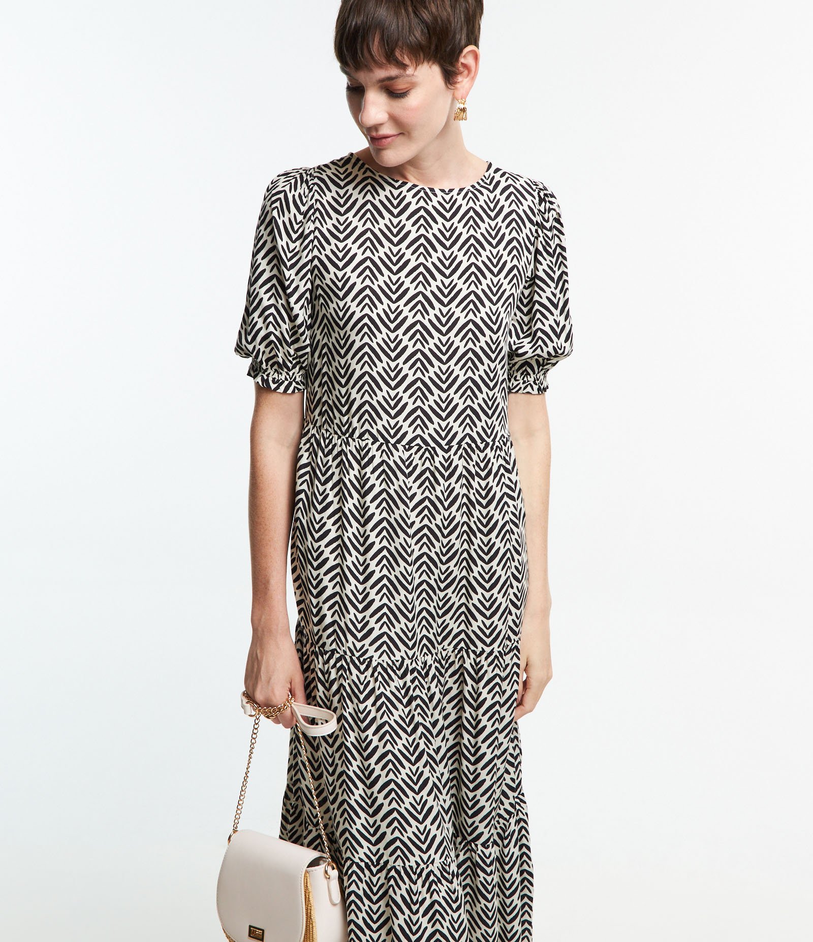 Vestido Midi em Viscose com Manga Bufante e Estampa Abstrata Branco/ Preto 2