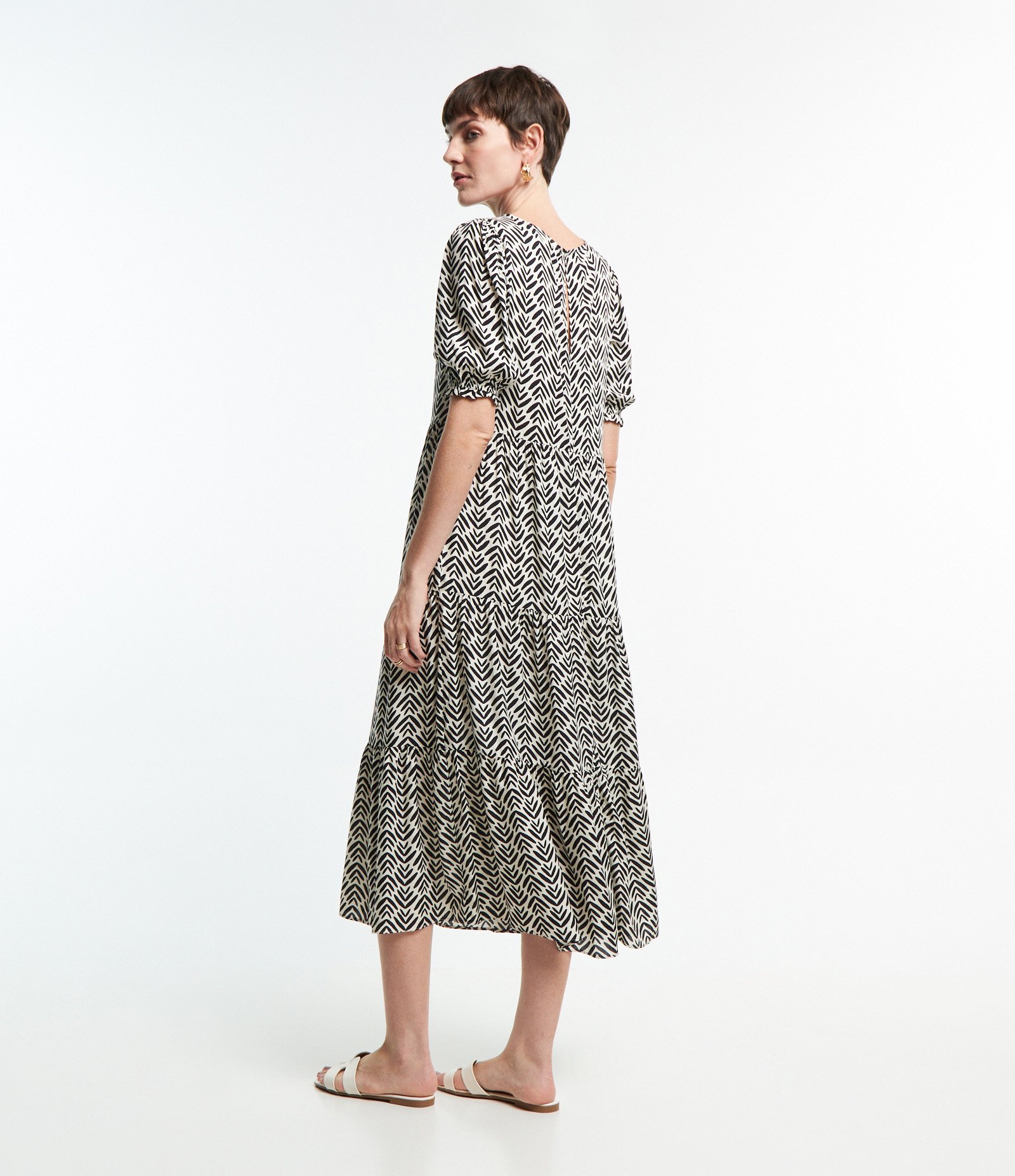 Vestido Midi em Viscose com Manga Bufante e Estampa Abstrata Branco/ Preto 3