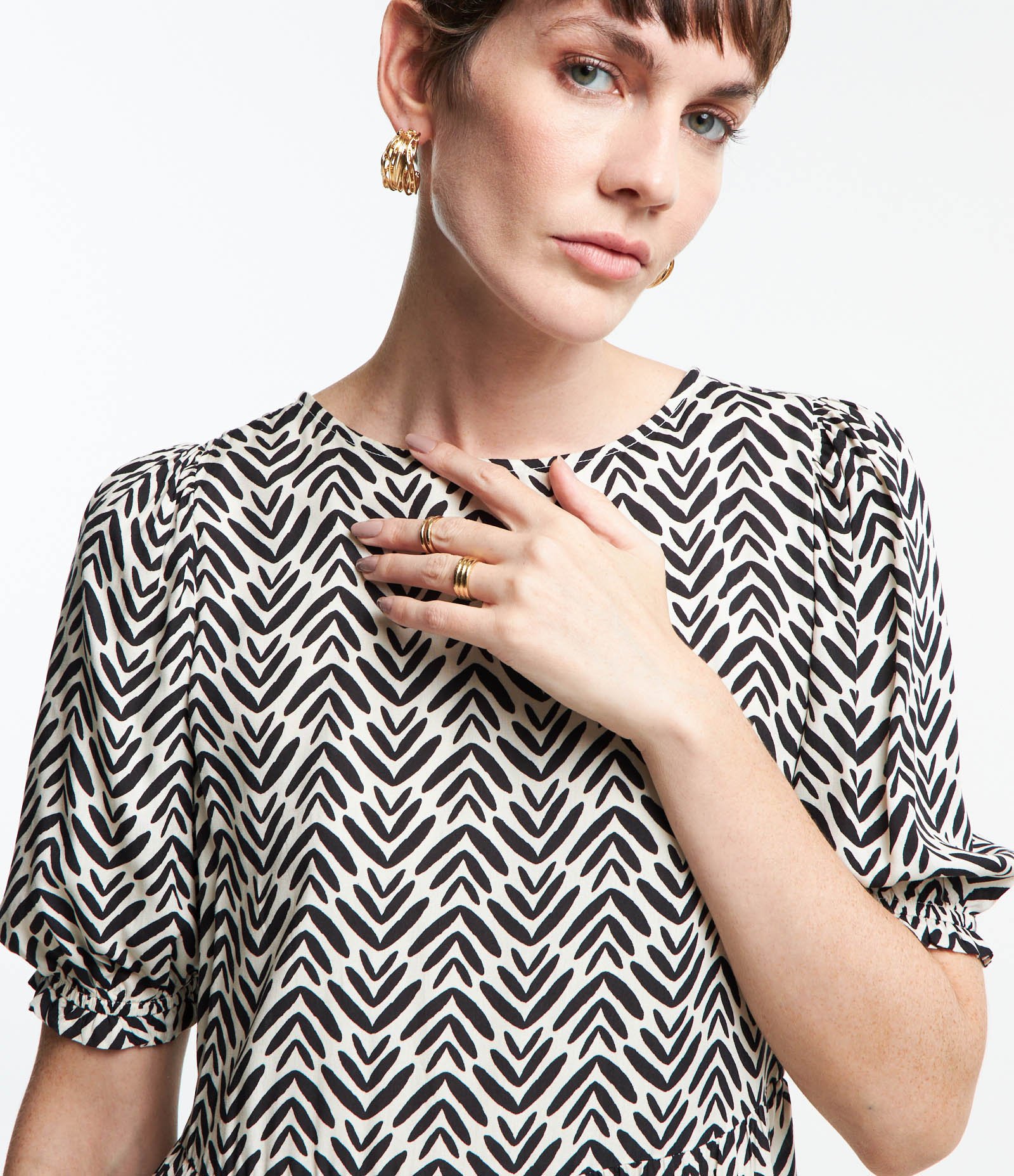 Vestido Midi em Viscose com Manga Bufante e Estampa Abstrata Branco/ Preto 4