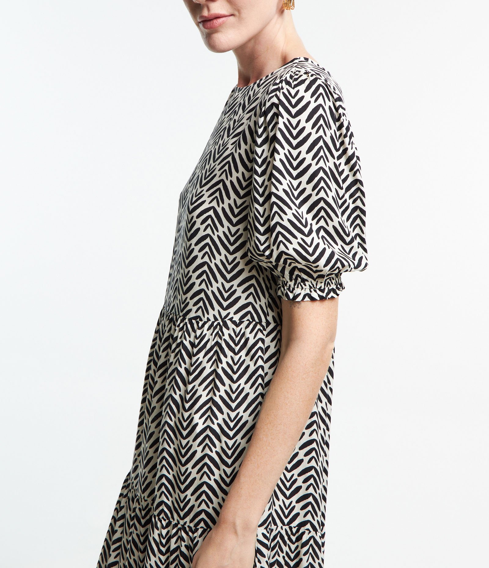 Vestido Midi em Viscose com Manga Bufante e Estampa Abstrata Branco/ Preto 5