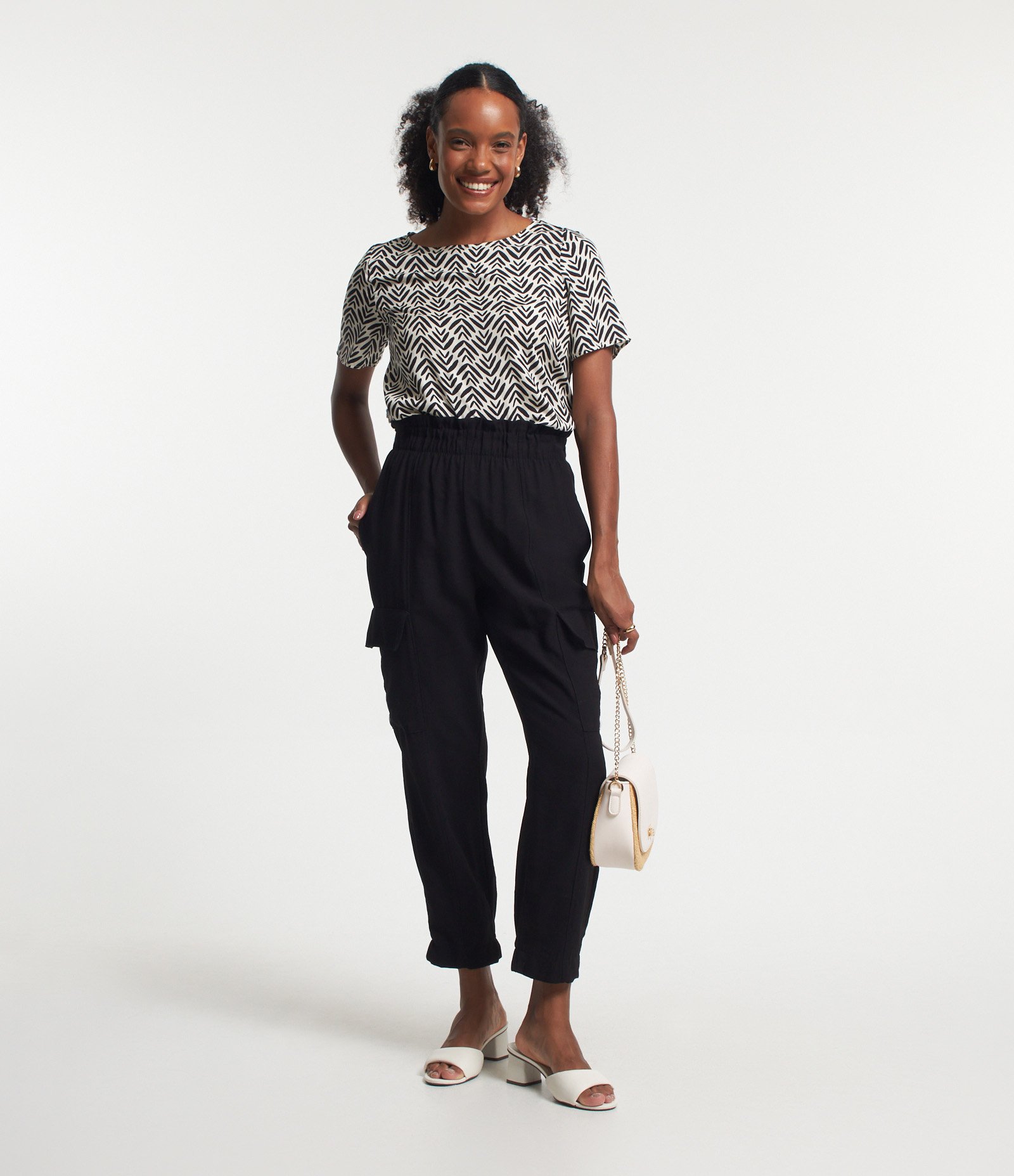 Calça Jogger em Viscose com Bolsos Cargo Preto 1