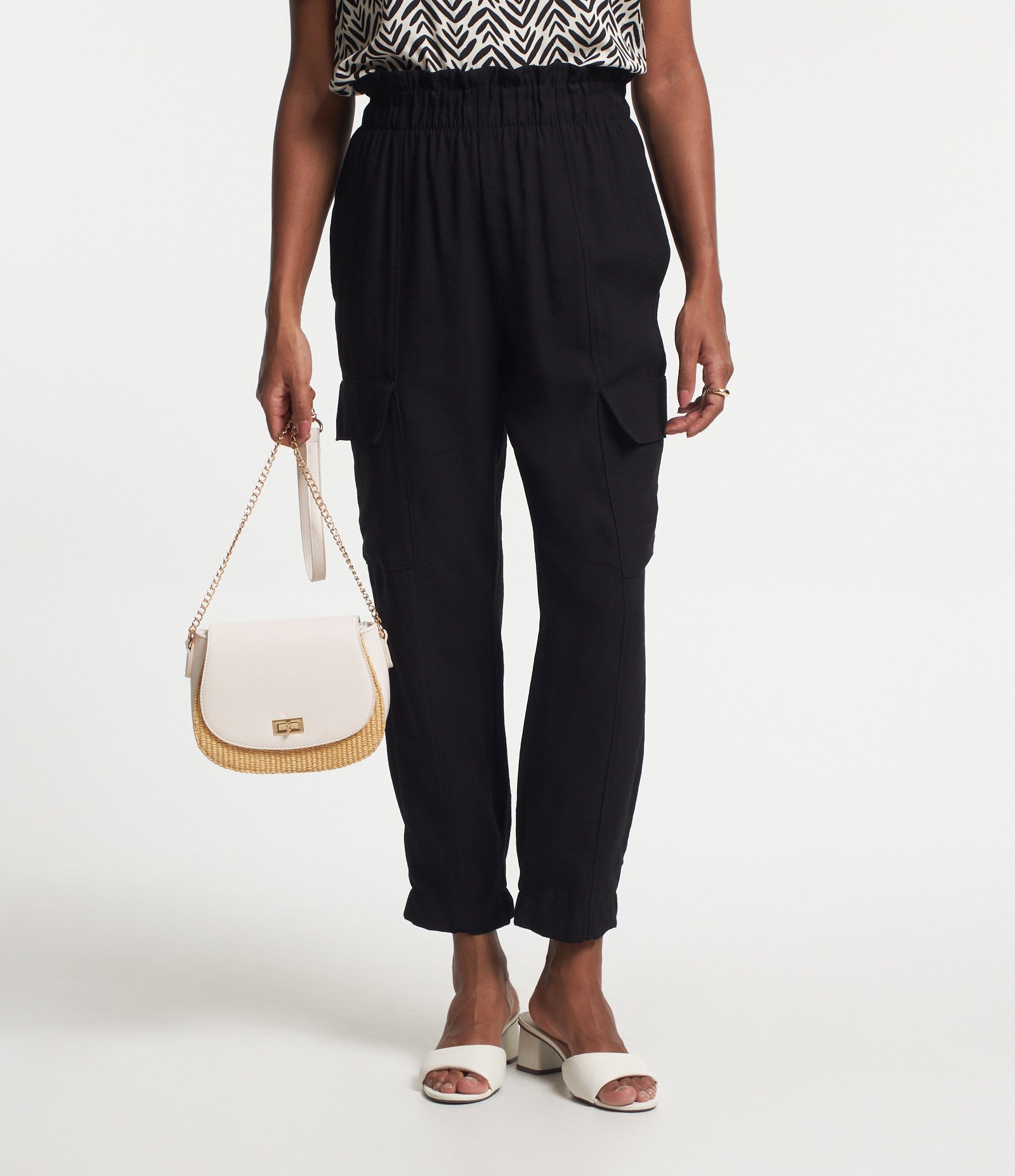 Calça Jogger em Viscose com Bolsos Cargo Preto 2