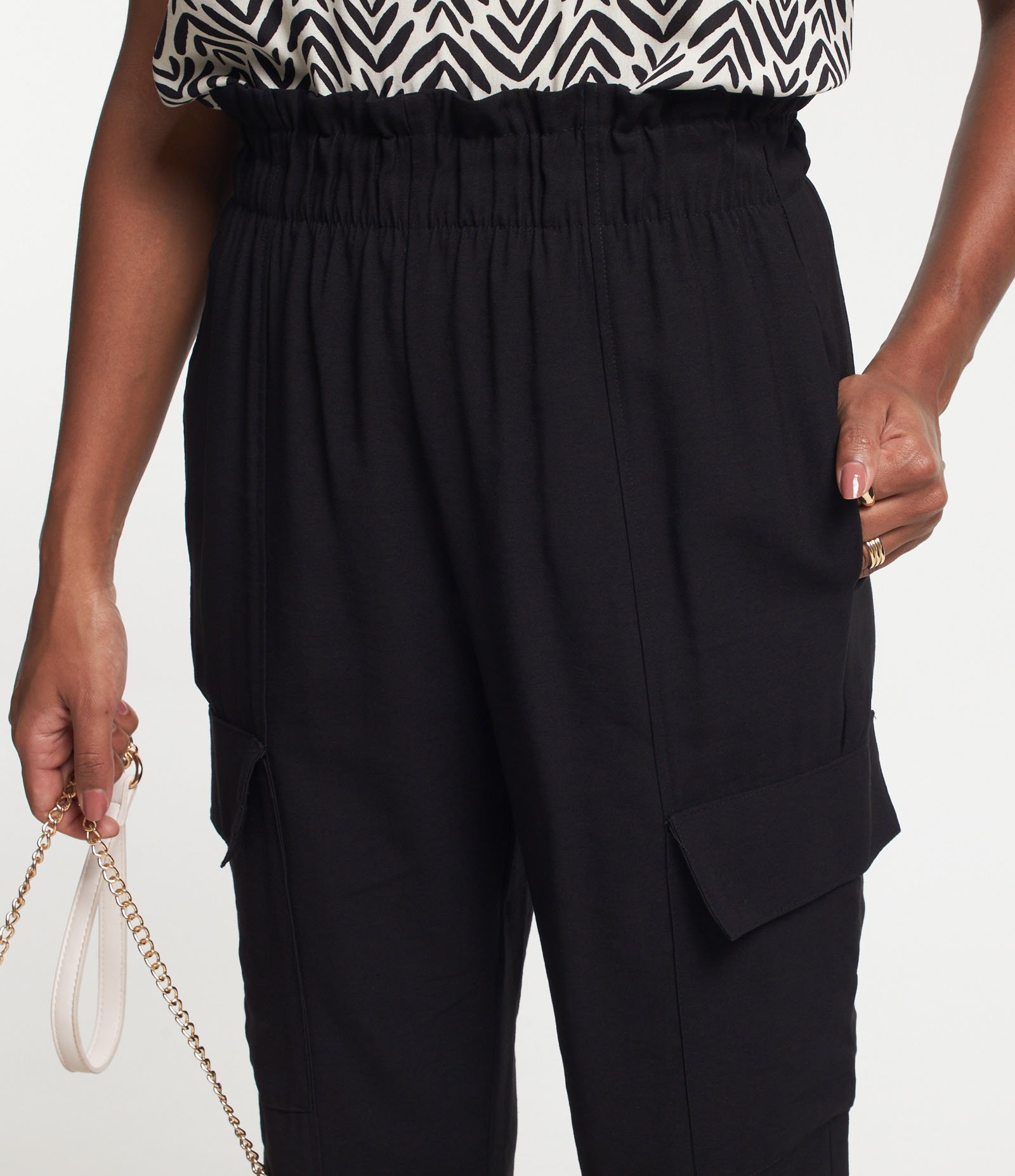 Calça Jogger em Viscose com Bolsos Cargo Preto 3