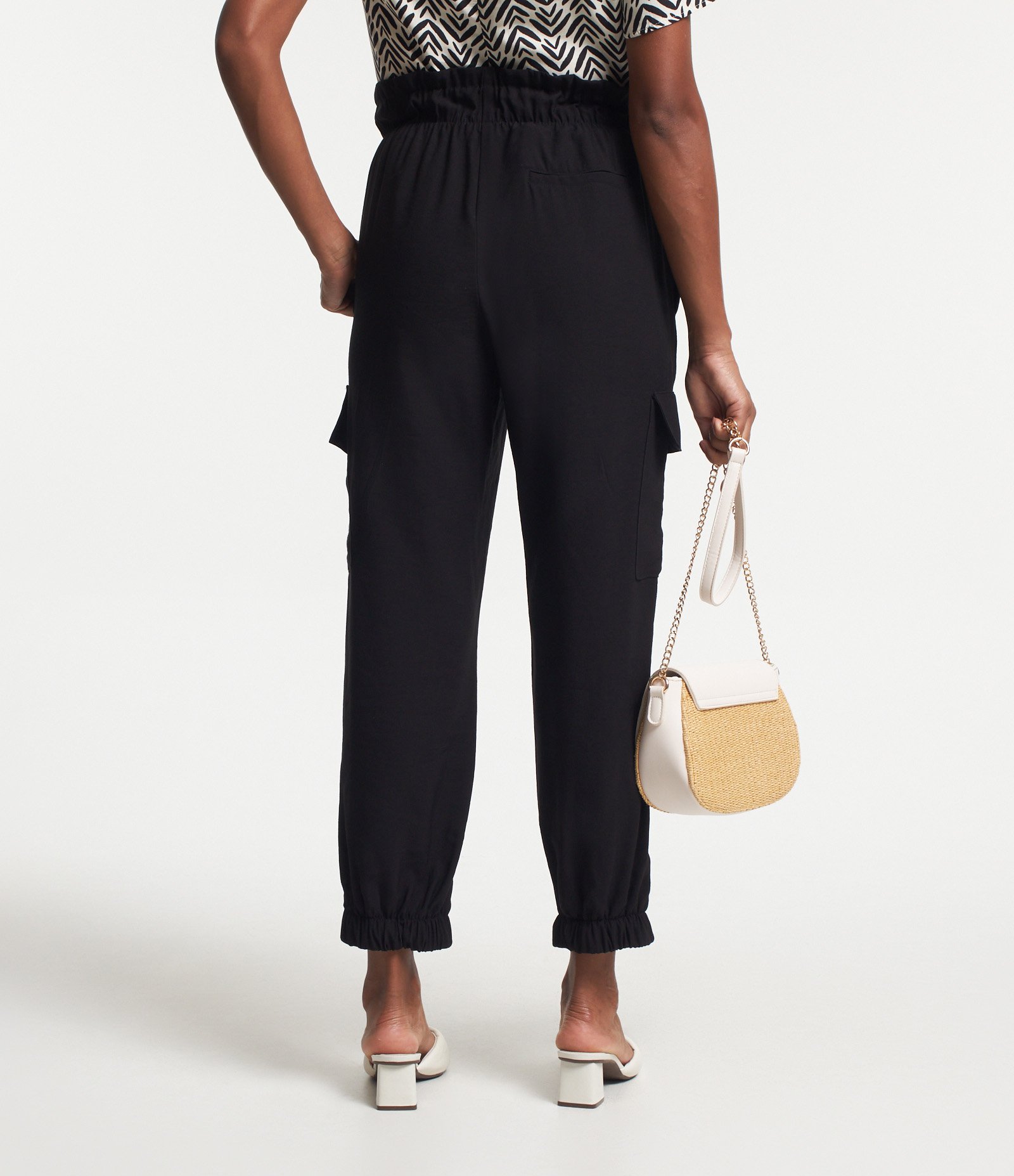 Calça Jogger em Viscose com Bolsos Cargo Preto 4