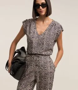 Blusa em Crepe com Decote V e Detalhe de Botões no Ombro