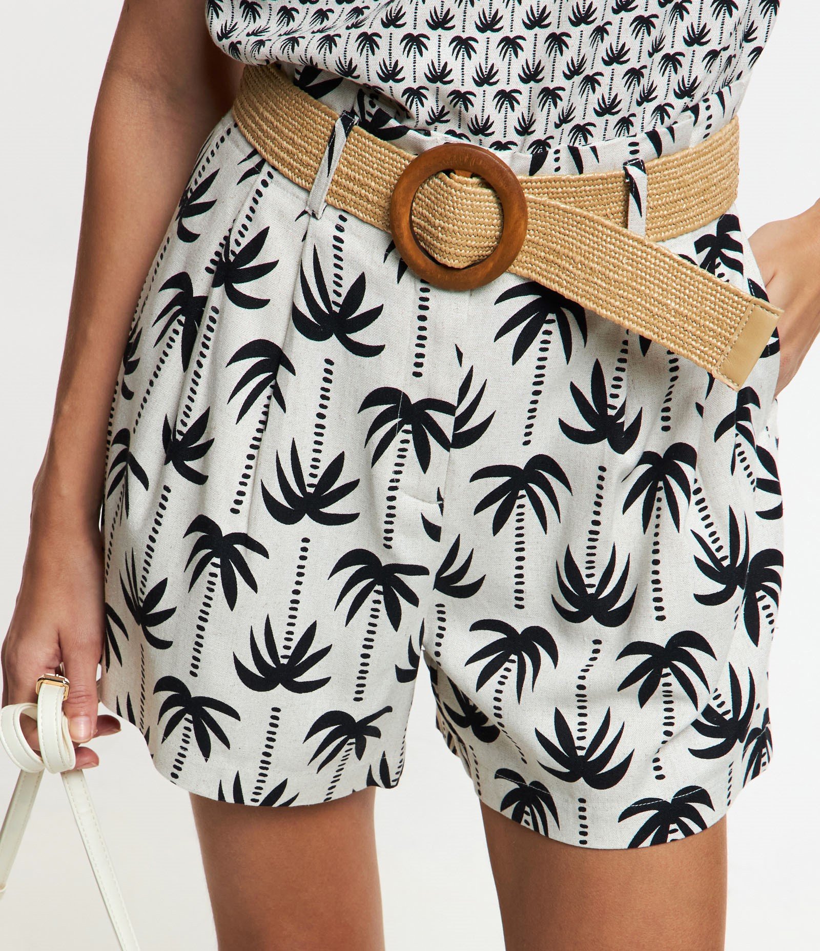 Short Clochard com Cinto de Palha e Coqueiros Estampados Bege 2