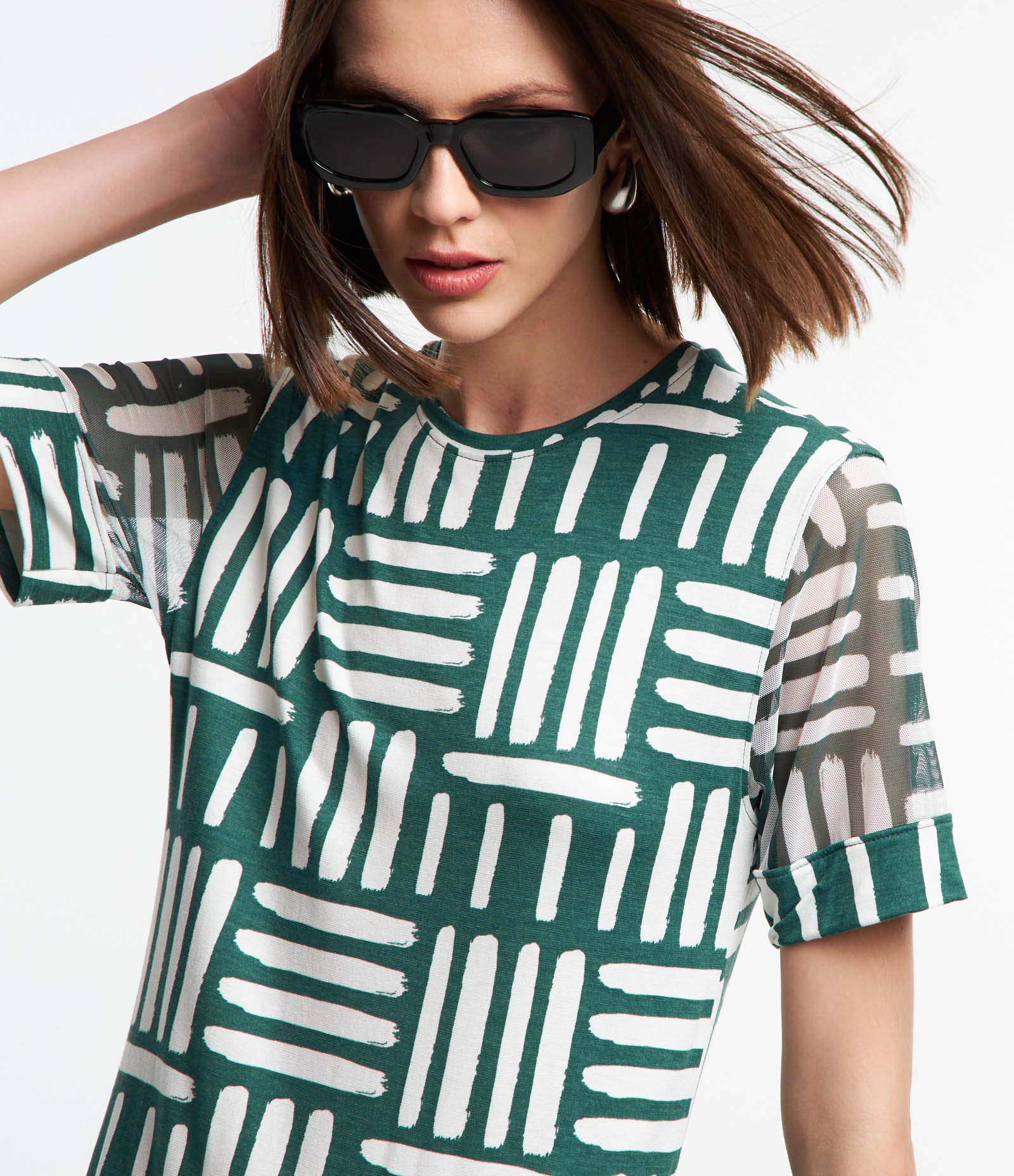 Vestido em Viscose com Tule na Manga e Estampa Abstrata Verde/ Branco 2