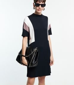 Vestido em Moletinho com Recortes Contrastantes