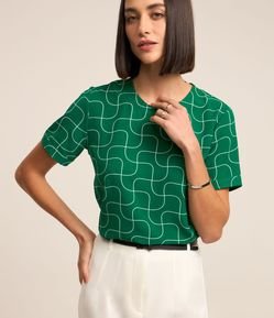 Blusa em Airflow com Estampa Geométrica