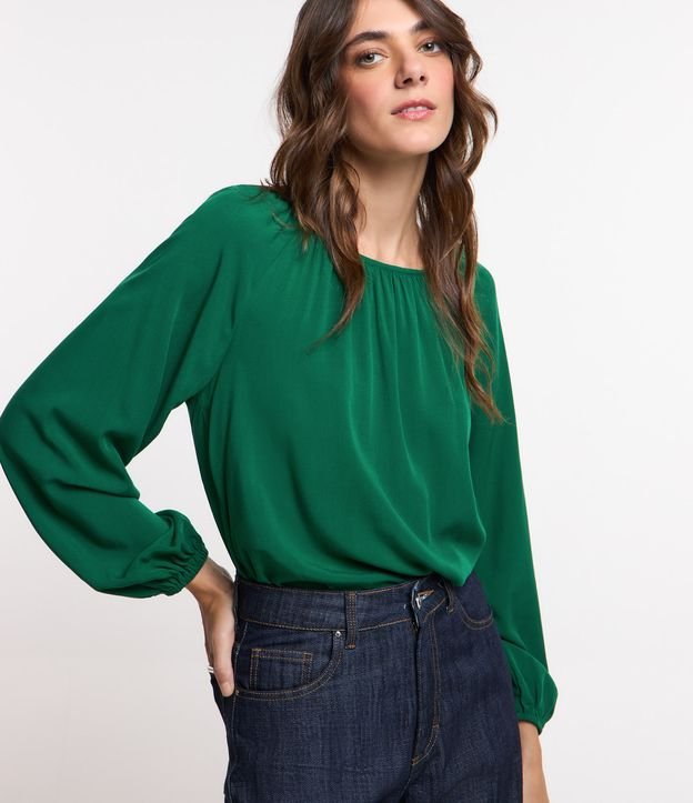 Blusa em Viscose com Pregas na Gola e Punhos Ajustados