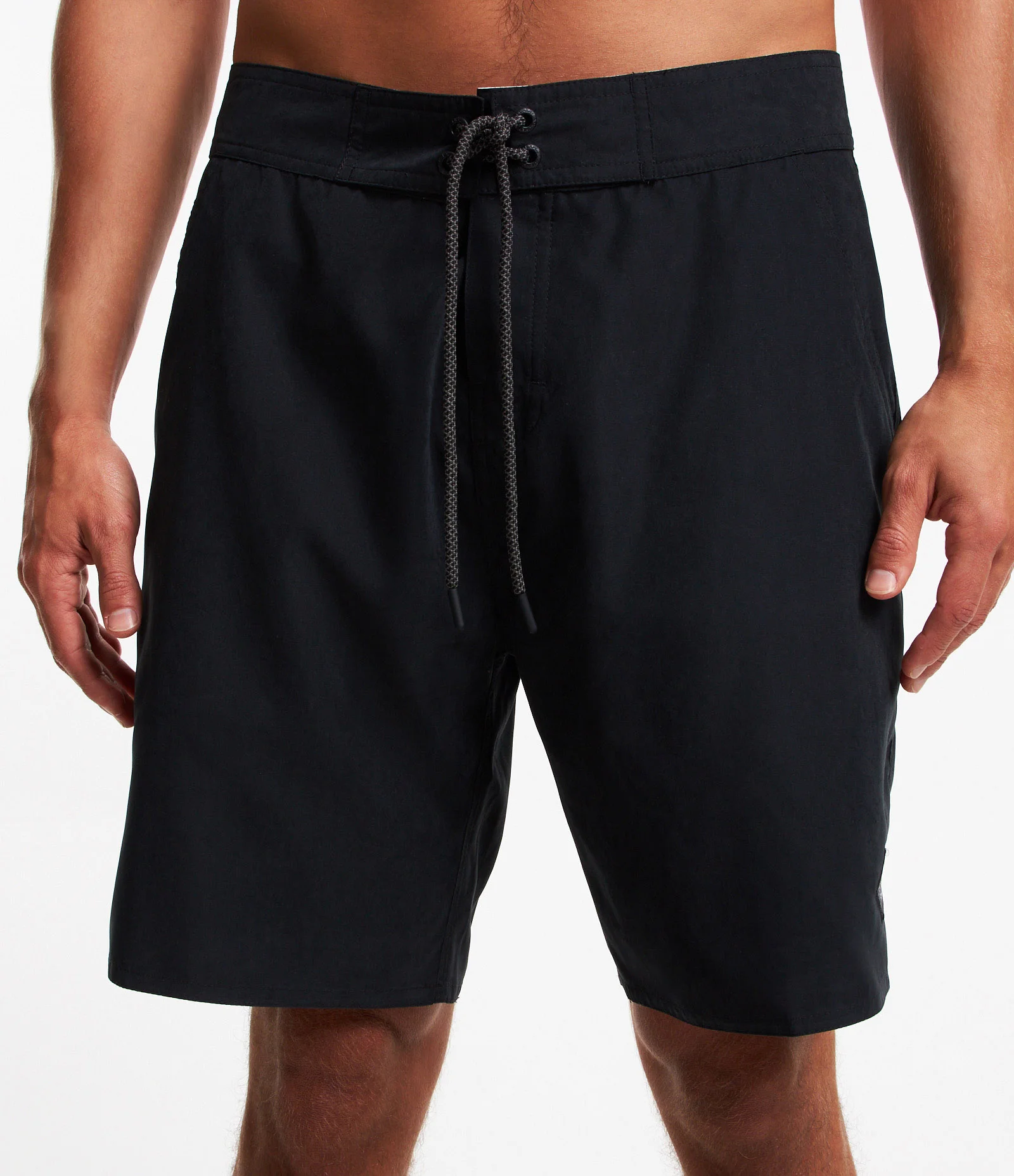 Bermuda com Cós Fixo e Cordão Contrastante Preto 2