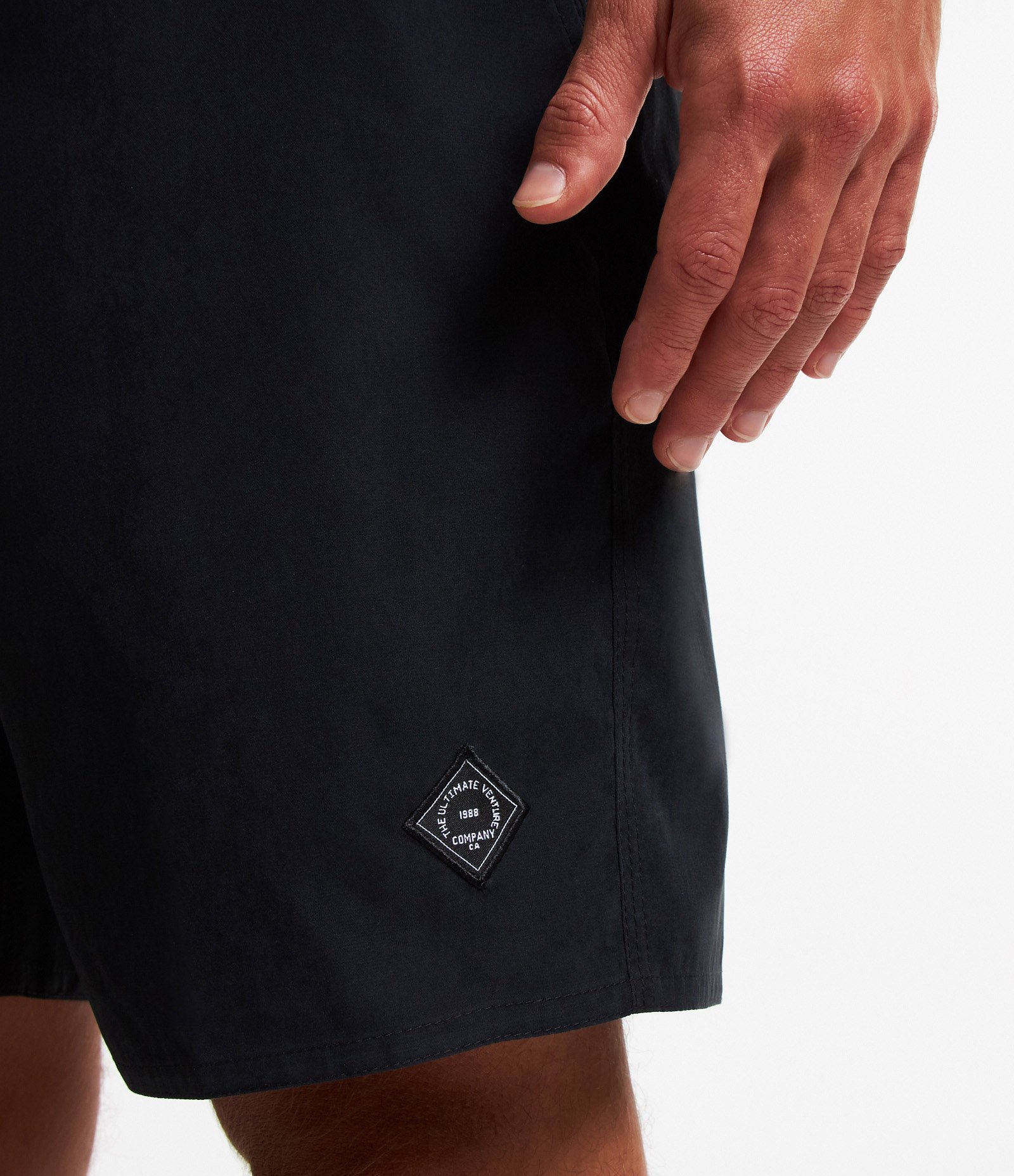 Bermuda com Cós Fixo e Cordão Contrastante Preto 5