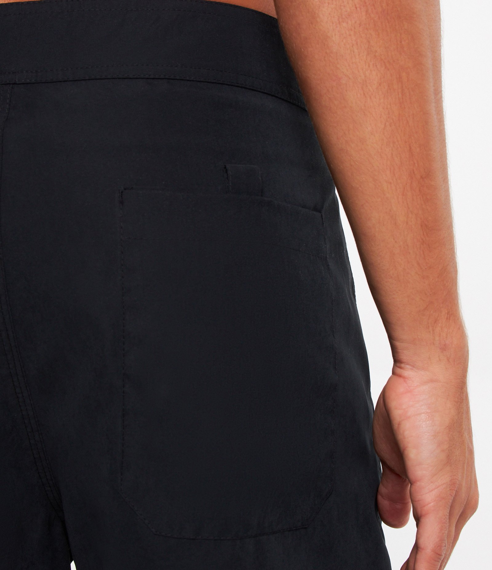 Bermuda com Cós Fixo e Cordão Contrastante Preto 6