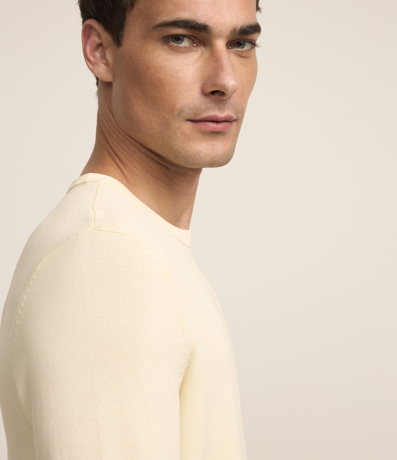 Suéter Básico em Viscose com Gola Redonda Bege 4