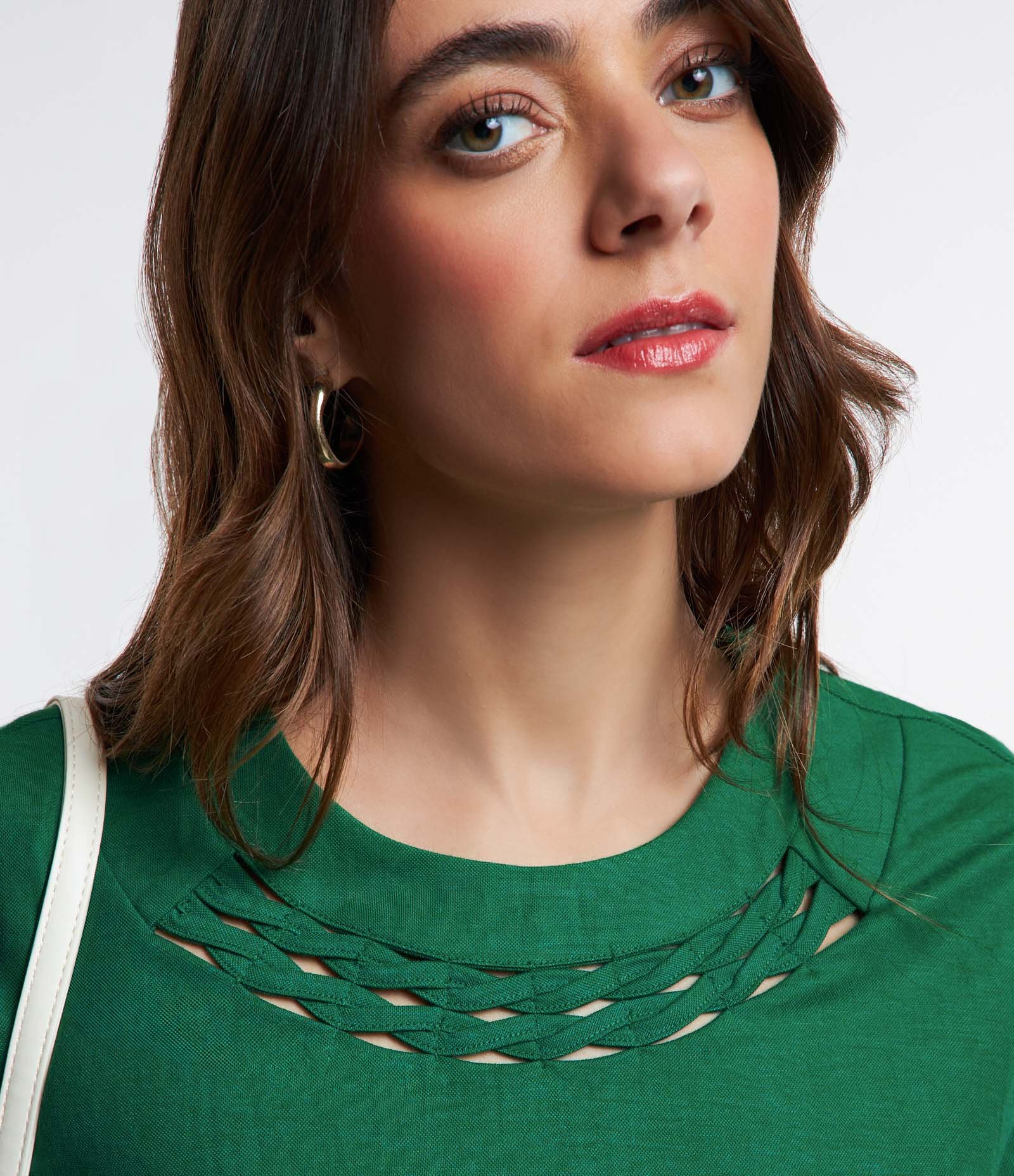 Blusa em Viscose com Detalhe Trançado na Gola Verde 4