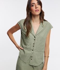 Blusa em Viscose com Gola Lapela e Bolsos Fundos