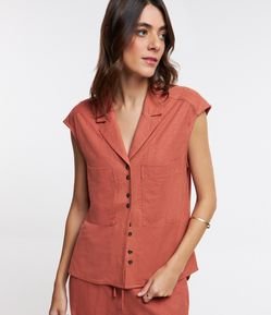 Blusa em Viscose com Gola Lapela e Bolsos Fundos