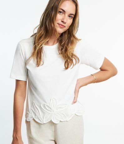 Blusa em Algodão com Aplicação Floral na Barra Blusa em Algodão com Aplicação Floral na Barra