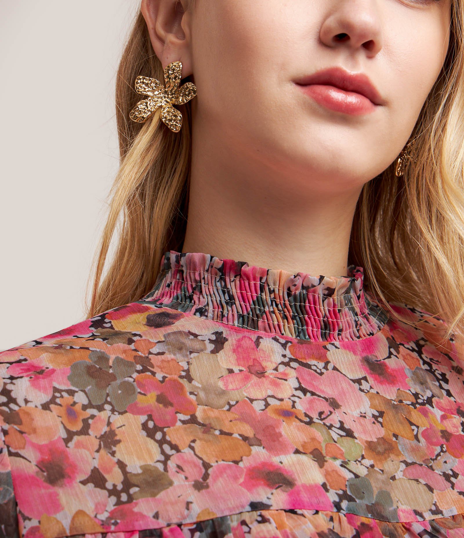 Blusa em Chiffon com Babados e Estampa Floral Rosa 4