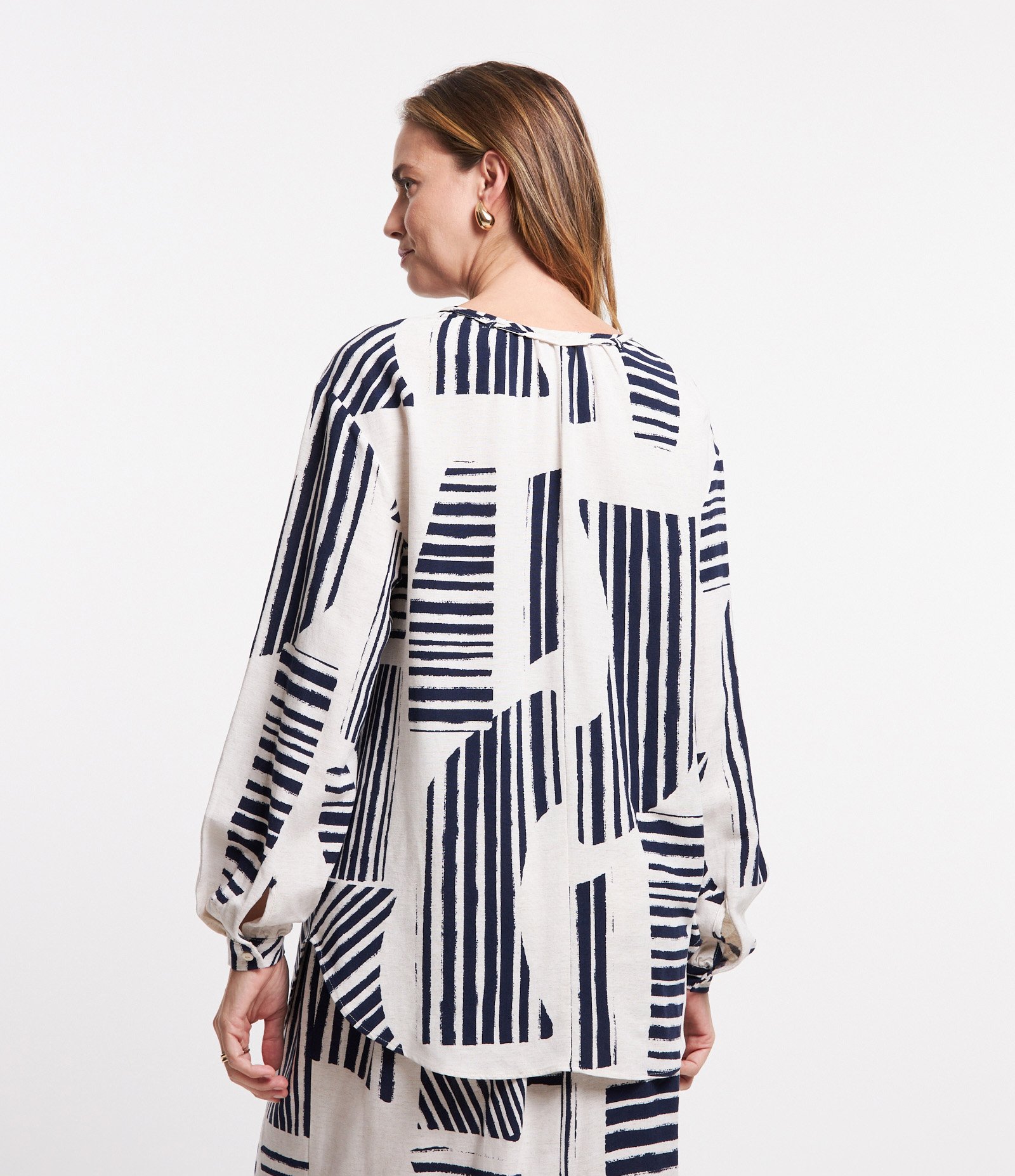 Camisa Ampla em Viscolinho com Manga Bufante e Estampa de Riscos Off White 4