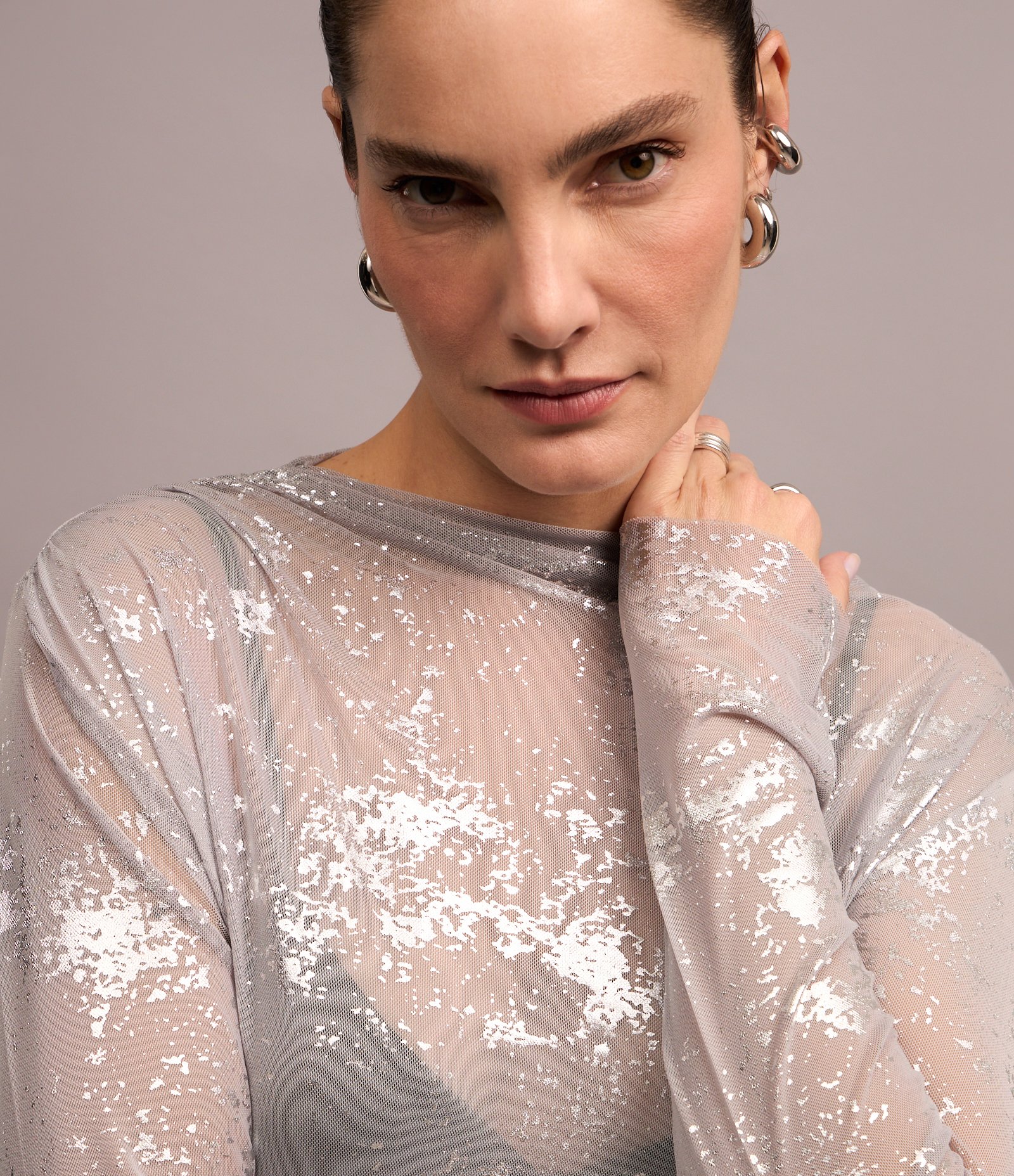 Blusa em Tule com Gola Degagê e Detalhe em Fio Metalizado Cinza 2