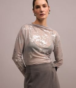 Blusa em Tule com Gola Degagê e Detalhe em Fio Metalizado
