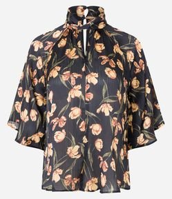 Blusa em Chiffon com Gola Alta e Detalhe Torcido