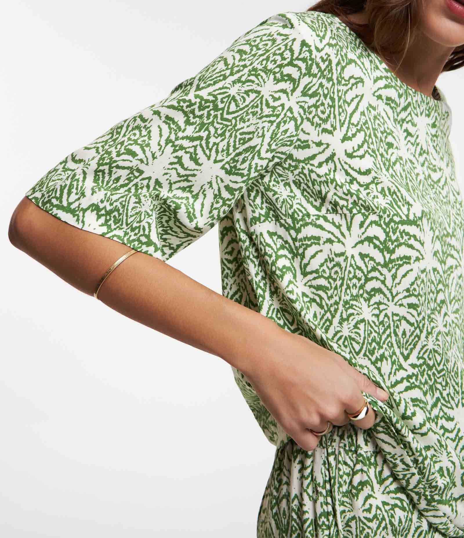 Blusa em Viscose com Estampa Folhagem Verde/ Off White 5